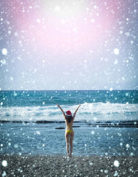 Chica de pie en la playa del mar — Foto de Stock