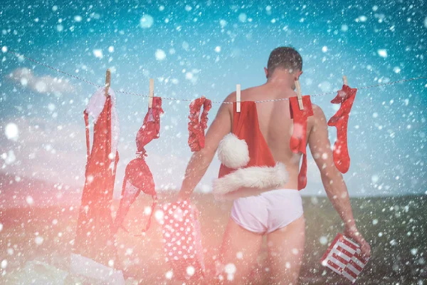 산타 클로스 남자 옷 건조에 매달려. — 스톡 사진