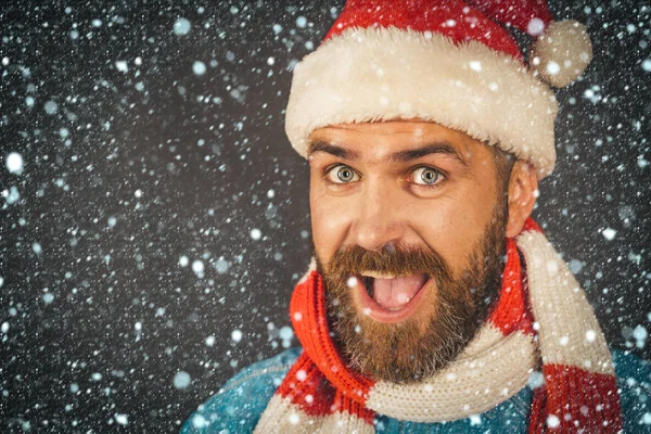 Hombre de Navidad sonrisa en sombrero de santa y bufanda —  Fotos de Stock