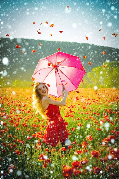 Kobieta w dziedzinie maku z parasolem — Zdjęcie stockowe
