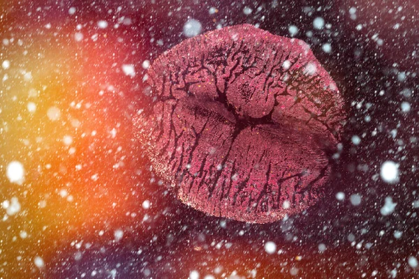 Carimbo de lábios no fundo festivo colorido com neve, espaço de cópia — Fotografia de Stock
