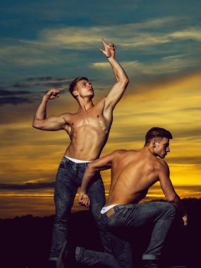 günbatımı kutuları ile kas erkeklerde