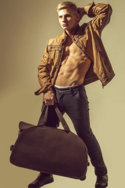 seksi vücut ile kas sakallı adam tutan büyük çanta, bavul