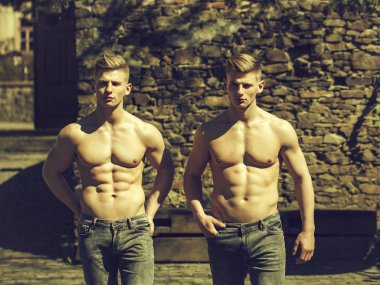 İkiz kardeşler ile çıplak göğüs 