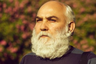 setious sakallı adam açık