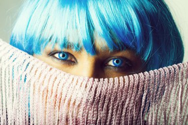 Mavi peruk eşarp arkasında adam