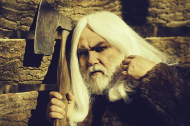 Balta ile yaşlı adam