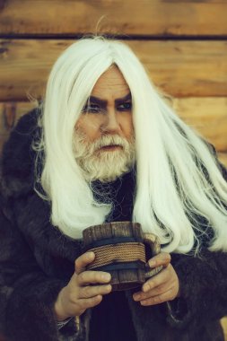 sakallı adam ahşap kupa ile