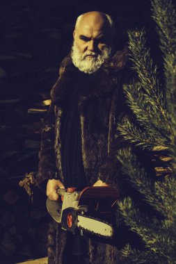 Sakallı ihtiyar chainsaw ile