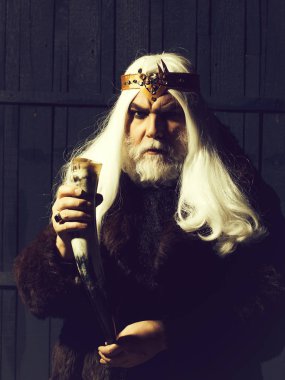 sakallı adam hayvan boynuzu ile