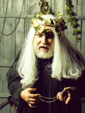 Sihirbazı madalyon ile