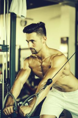 kaslı adam spor salonunda eğitim