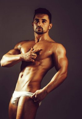 Yakışıklı adam veya kas maço