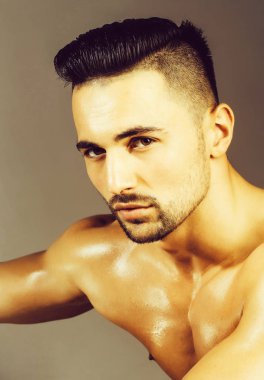 Yakışıklı adam veya kas maço