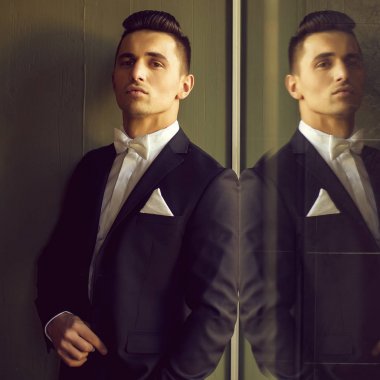 Baş yukarı zarif adamla