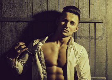 Şık erkek güneş gözlüğü