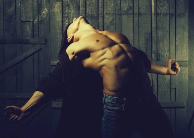 adam çıplak gövde ile