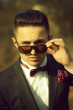 yakışıklı erkek takım elbise ve güneş gözlüğü