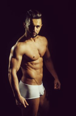 yakışıklı kaslı maço adam seksi sporcunun beden pantolon ile