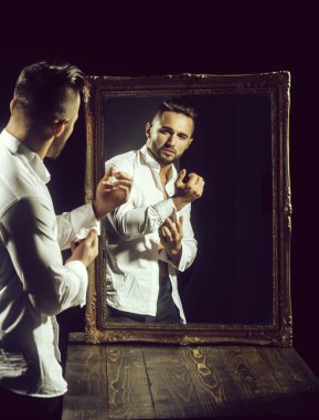 seksi atlet cesedin yanında vintage ayna ile kas maço adam