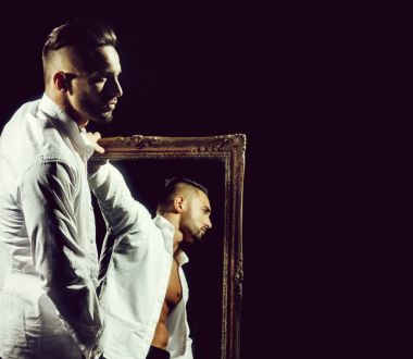 seksi atlet cesedin yanında vintage ayna ile kas maço adam