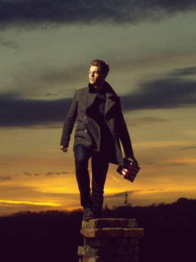 Dusk yakışıklı adam