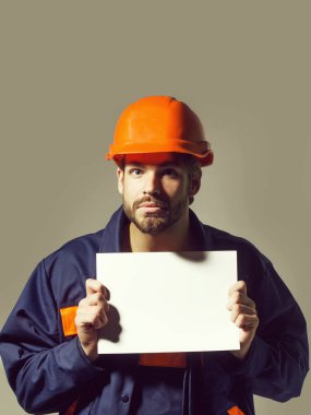 Boş kağıt şaşırmış adam tutar