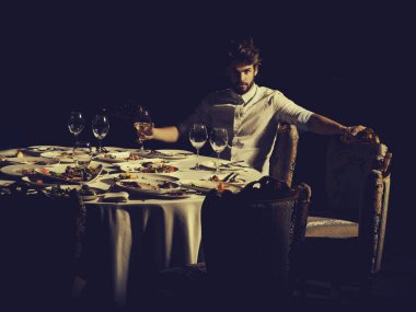 Yakışıklı adam içki şarap