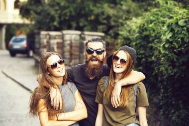 Yakışıklı adam kucaklama kız