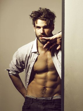 Düşünceli yakışıklı kaslı adam