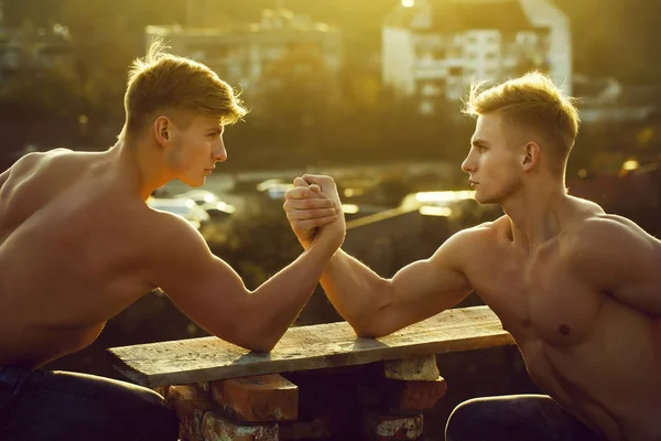 Twins mannen bodybuilders arm worstelen — Stockfoto