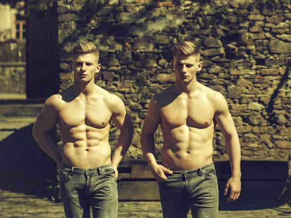 Tvillingbrødre med bar kiste – stockfoto
