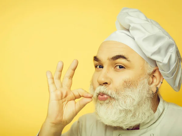 Emotionele bebaarde cook — Stockfoto