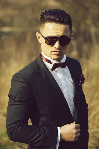 Hombre guapo en traje y gafas de sol — Foto de Stock