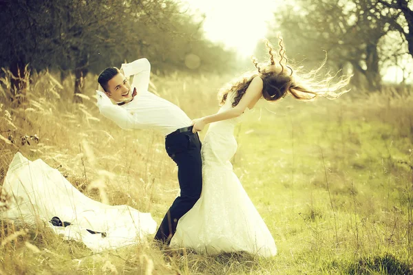 Sexy gelukkig bruidspaar — Stockfoto