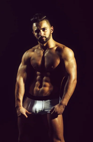 Guapo musculoso macho hombre con sexy atleta cuerpo en pantalones — Foto de Stock