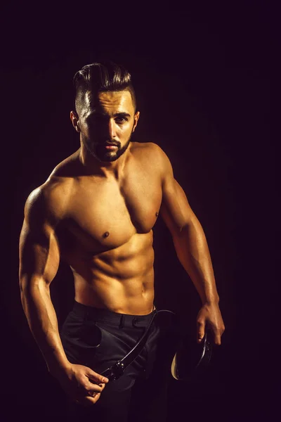 바지에 섹시 한 운동 선수 기관과 잘생긴 근육 질의 사나이 남자 — 스톡 사진