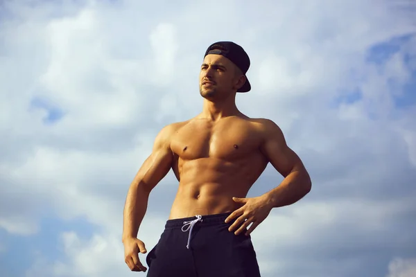 Sexy muscolare uomo su cielo sfondo — Foto Stock