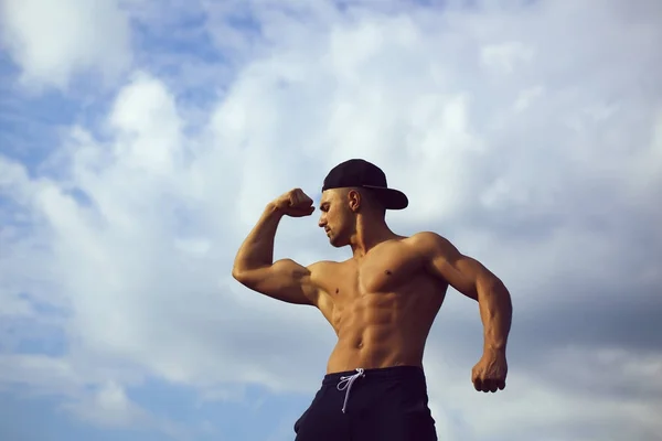 Sexy muscolare uomo su cielo sfondo — Foto Stock