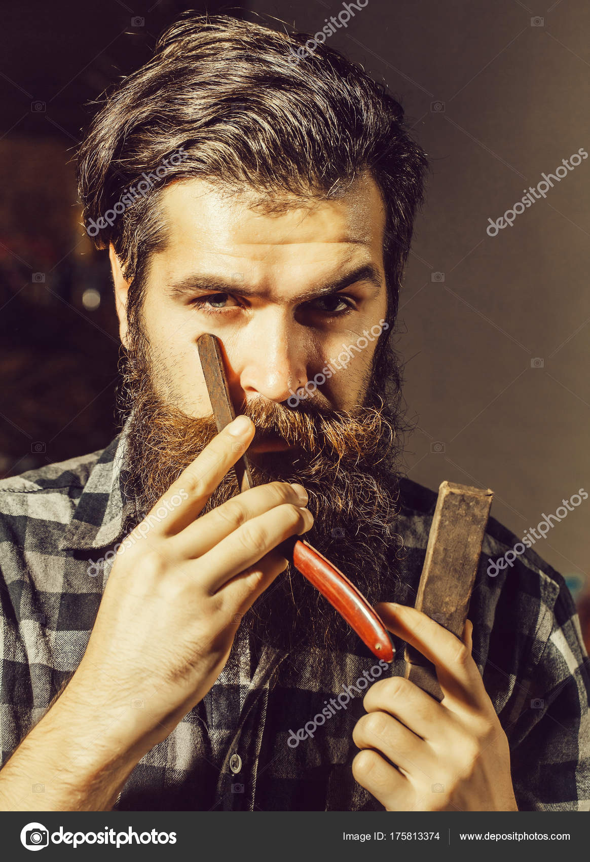 Bonito Homem Barbudo Hipster Com Corte De Cabelo Elegante E Barba