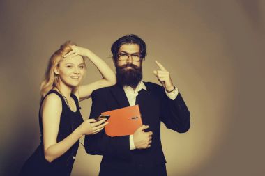 Gülümseyen kadın ve ciddi adam