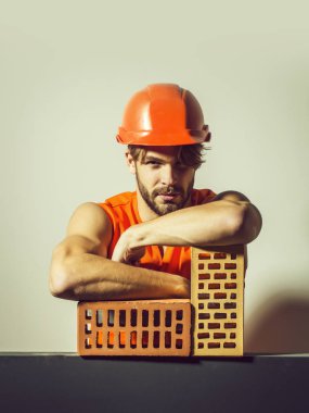 Seksi kaslı erkek yapıcı.