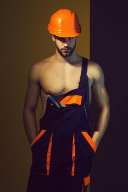 Seksi kaslı erkek yapıcı.