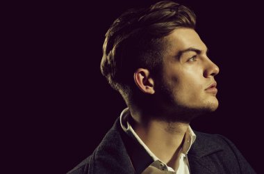 Ciddi yüzle poz şık sarışın saçlı yakışıklı adam