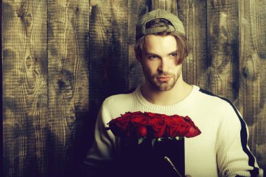 adam tutar kırmızı gül çiçekler kutusunda sakallı