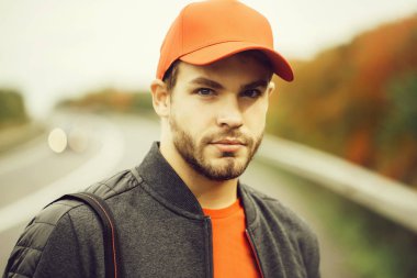 Beyzbol şapkalı genç adam