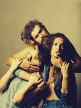 Sakallı adam iki çekici genç kızla