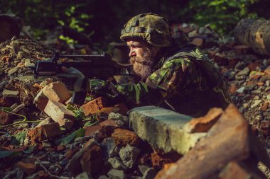 silahı olan genç asker