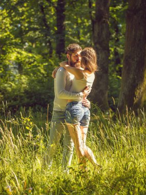 Ormandaki genç çift