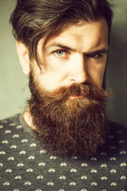 Yakışıklı sakallı adam.